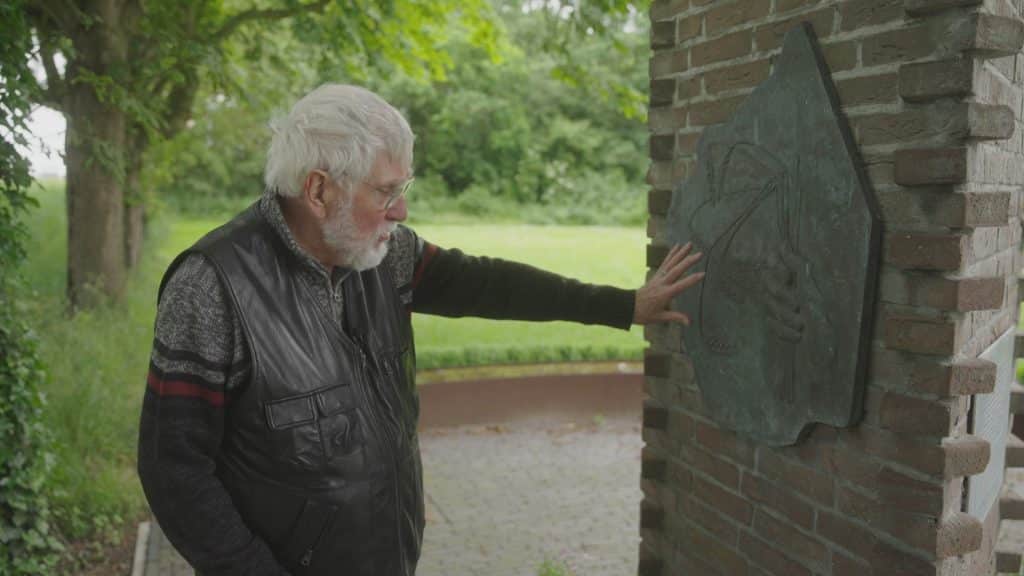 Ontwerper Leo Ellermeijer bij de plaquette ontworpen ter nagedachtenis aan het Joods Werkdorp