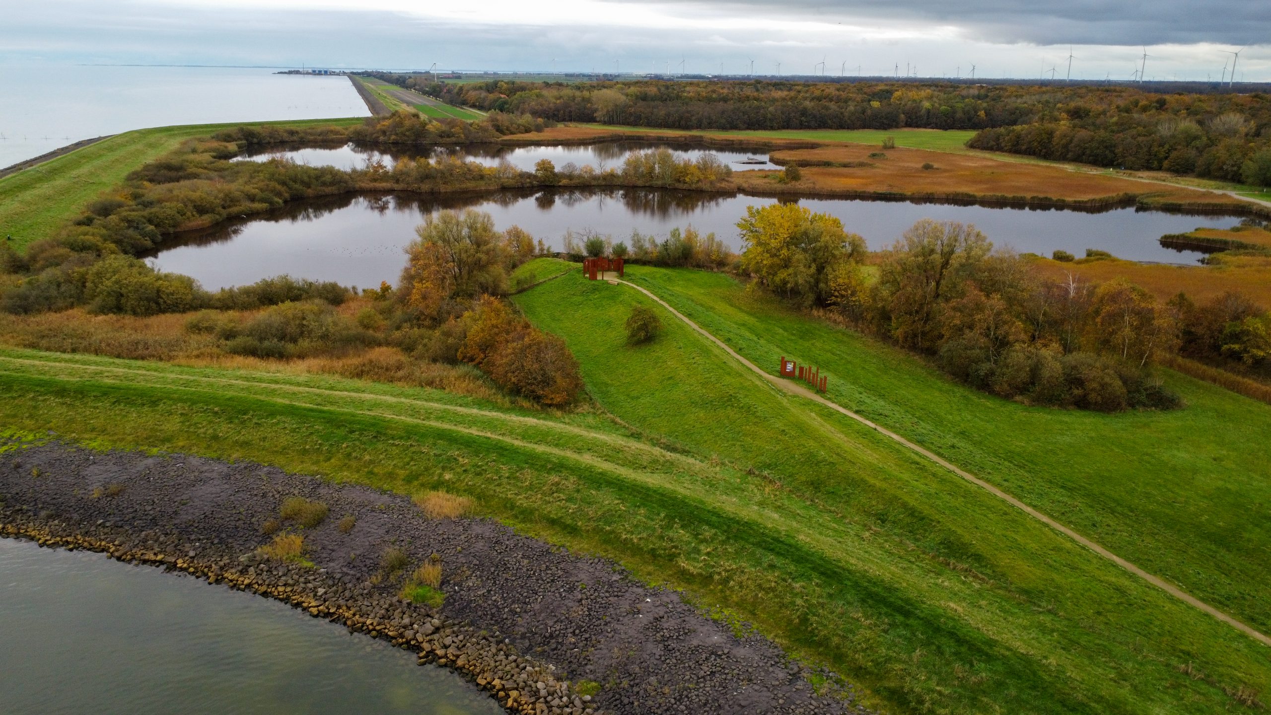 Luchtfoto monument gat in de dijk