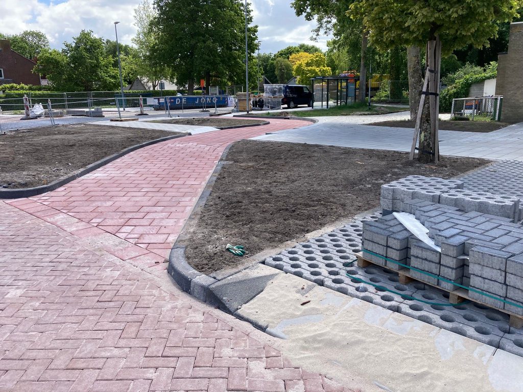 Fietspaden en boomvak Terpstraat