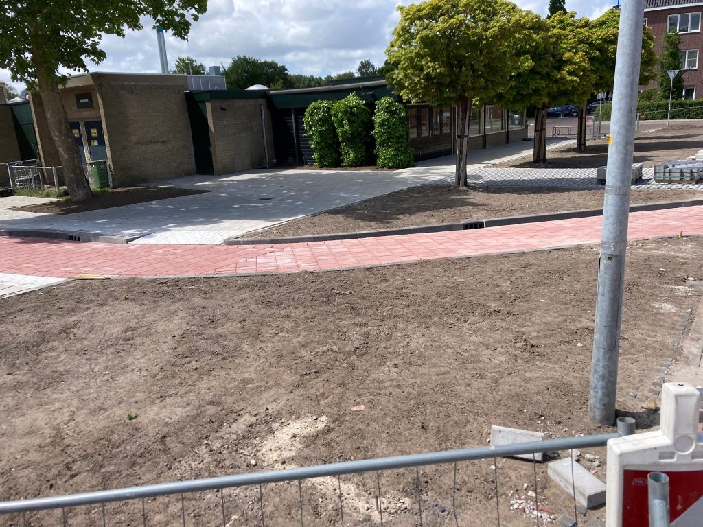 Buitenruimte rondom Wok en Rob's Café aan de Terpstraat