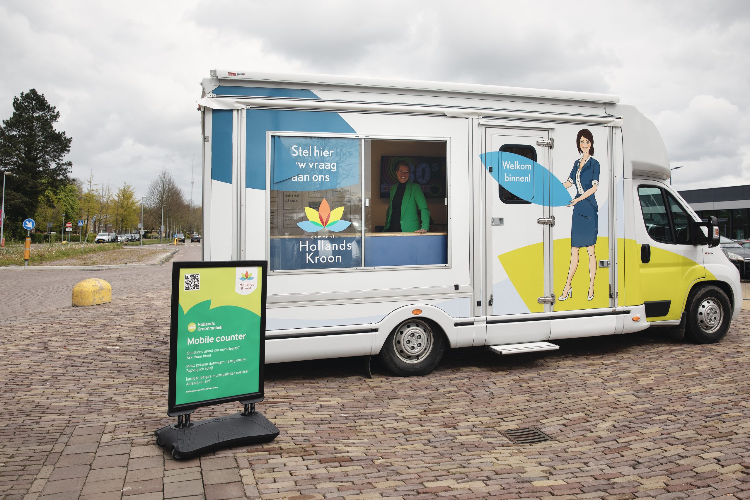 Collega wacht inwoners met vragen op in de Hollands Kroonmobiel