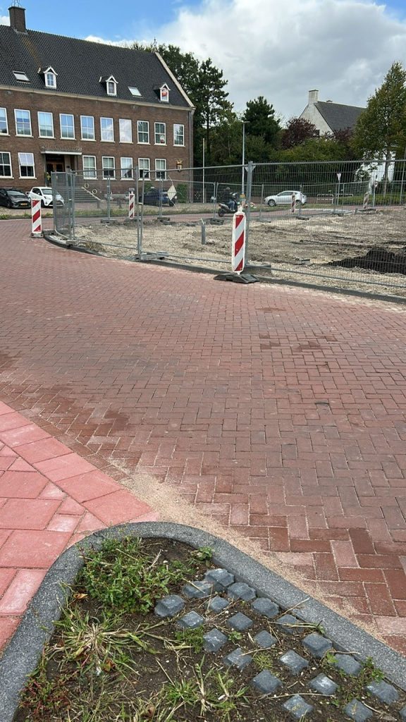 Werkzaamheden aan de bocht in de terpstraat tijdens de Herinrichting Terpstraat Wieringerwerf