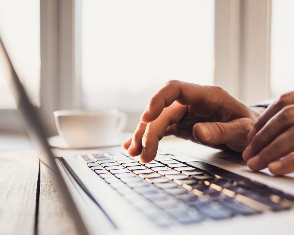 handen aan een laptop