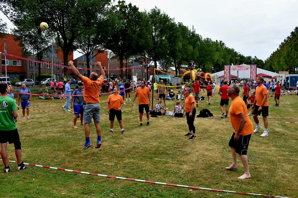 volleyballen bij midzomerfeest in Slootdorp