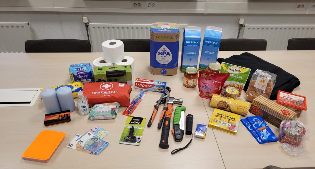 Inhoud-van-een-noodpakket-uitgestald-op-tafel