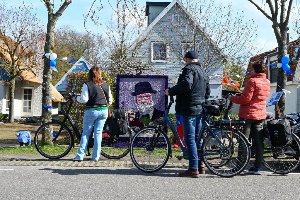 Op de fiets langs de mozaïeken tijdens de Bloemendagen in Anna Paulowna