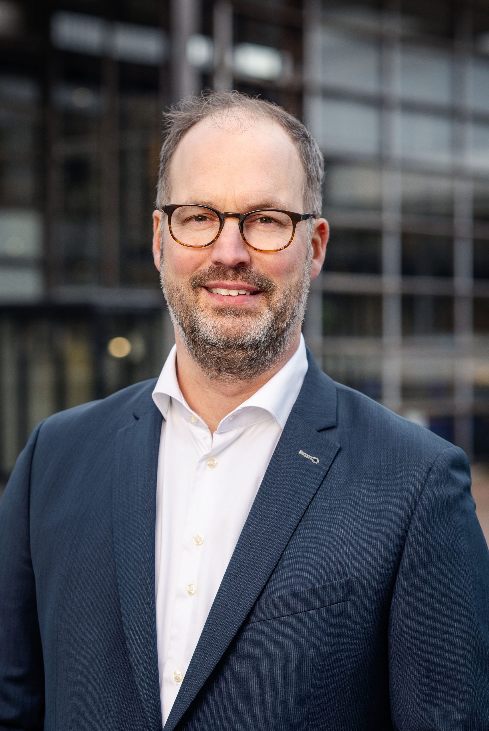 Burgemeester Léon de Lange voor gemeentehuis Landsmeer