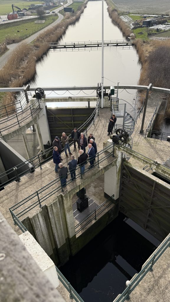 Mensen staan buiten bij het gemaal