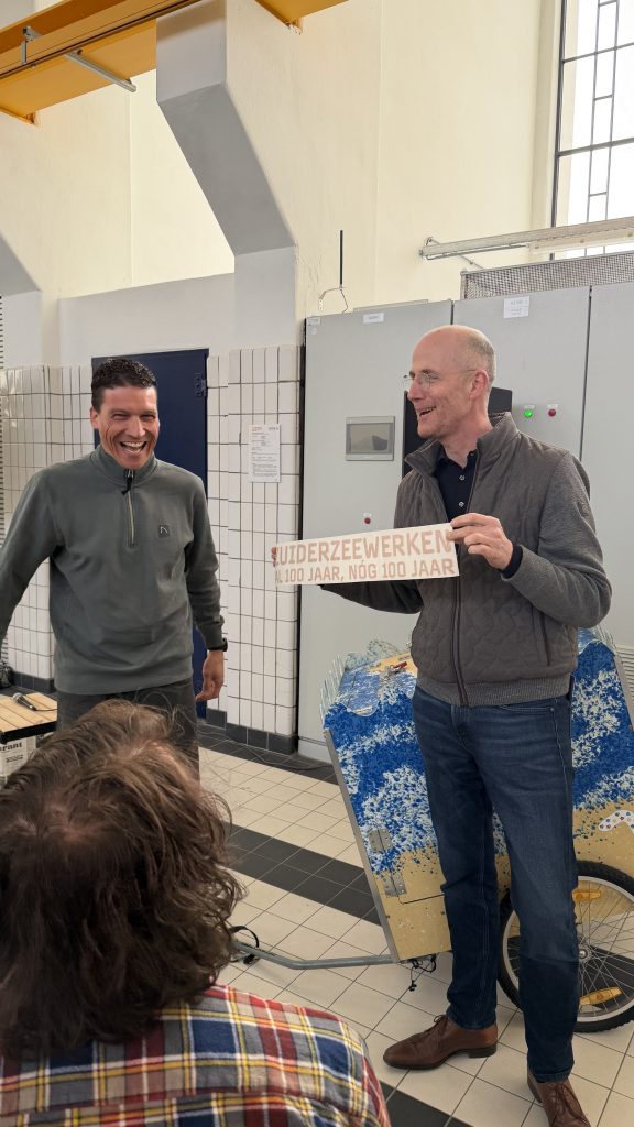 Robert Leever houdt sticker vast met ZuiderZeeWerken