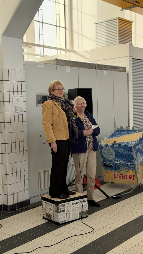 Vrouwen geven een zeepkistpitch