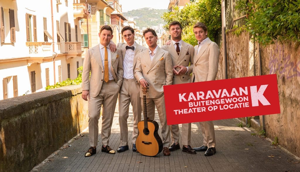 Promotieafbeelding van een gezelschap in nette kleding met gitaar, met de tekst ‘Karavaan – Buitengewoon theater op locatie’.”