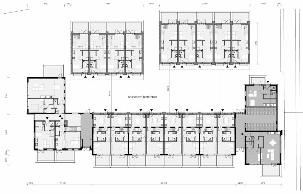 Copilot said: Alt-tekst (kort en duidelijk, WCAG-proof): Bouwtekening met plattegrond van meerdere woningen rond een collectieve binnentuin, inclusief indeling van kamers en entrees.