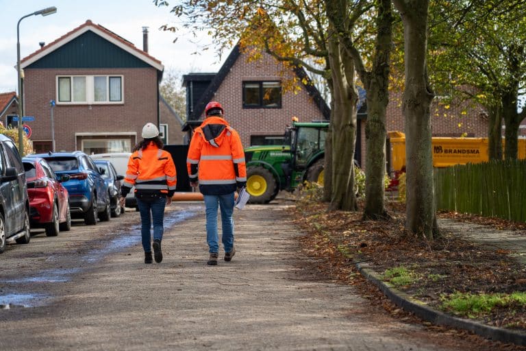 Twee werkvoorbereiders lopen naar de plek waar gewerkt wordt.