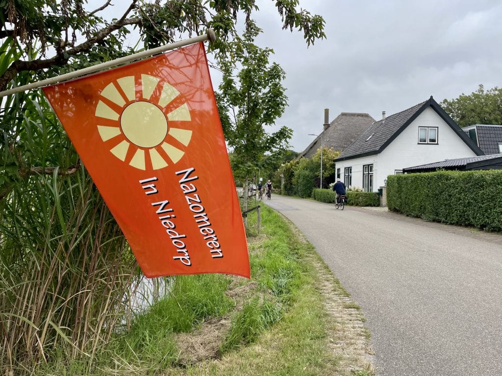wapperende vlag Nazomeren in Niedorp