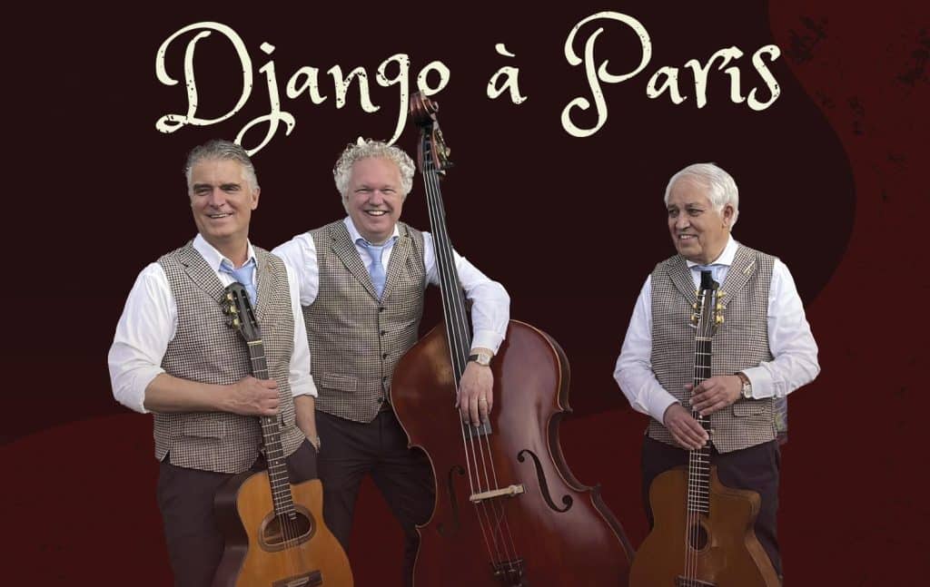 Frank de Kleer en Flip Krajenbrink – gitaar, Melvin Könings – contrabas van de theatervoorstelling Django a Paris poseren voor een foto met hun instrumenten