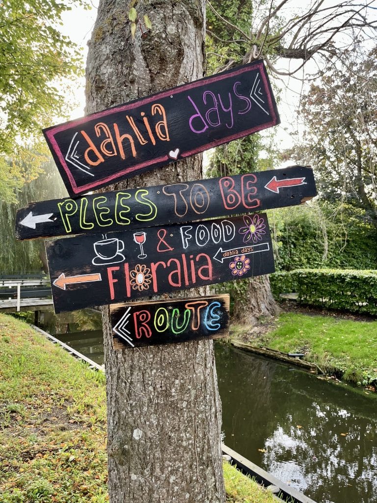 Foto van verschillende bordjes met alle activiteiten tijdens de Floralia Nieuwe Niedorp