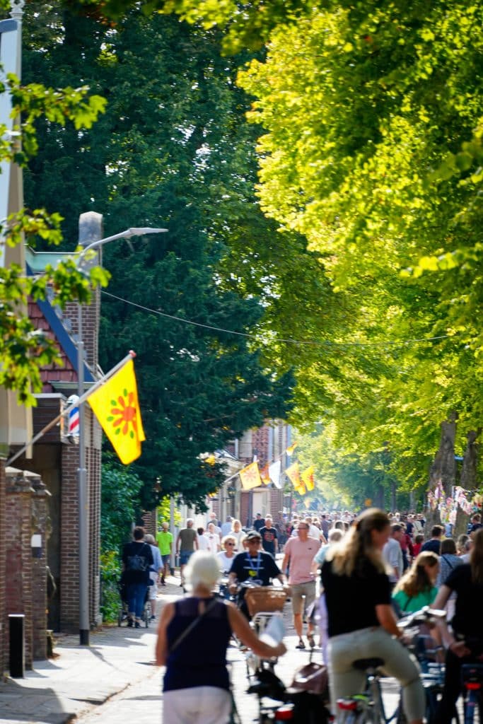 Foto van fietsende en wandelende mensen op de route van de Floralia Nieuw Niedorp