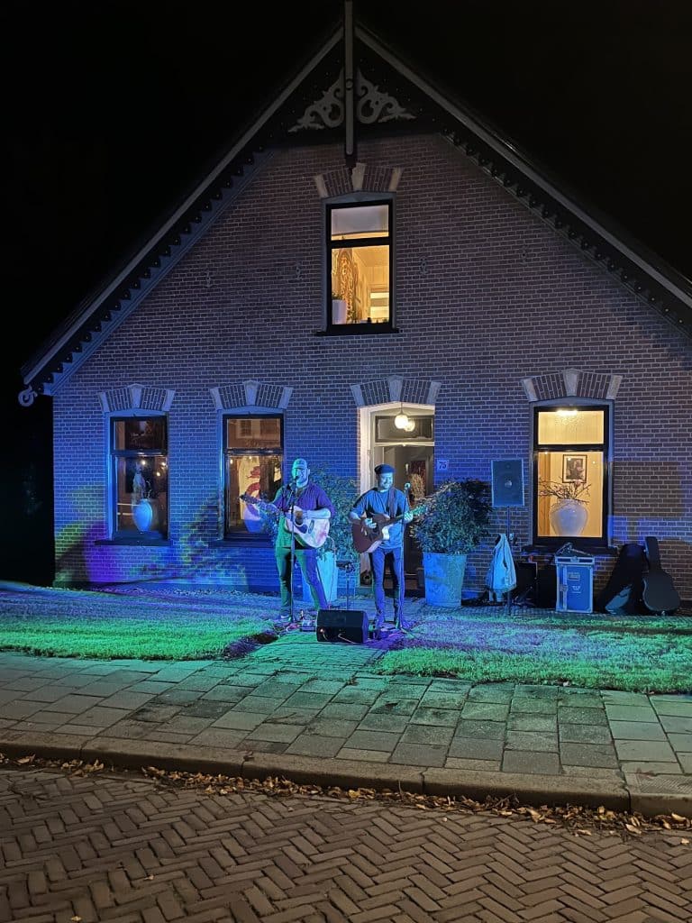 Bandje treedt op tijdens de Floralia Nieuwe Niedorp in de avond/nacht