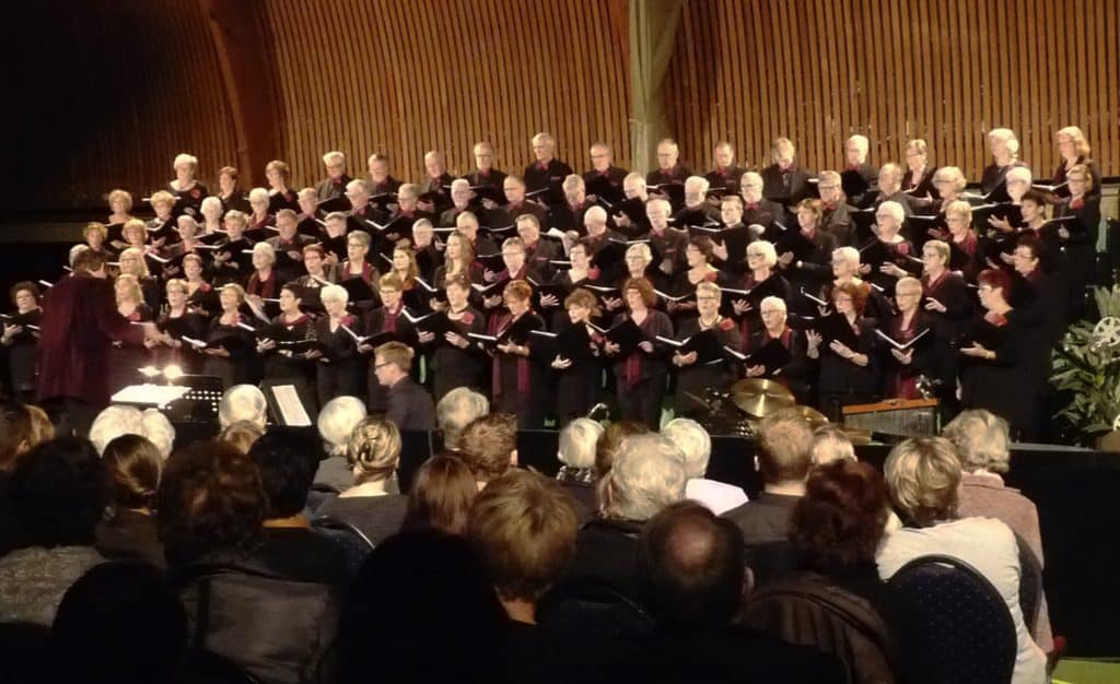 Kerstconcert Hét Projectkoor met alle musici op een podium tijdens een concert