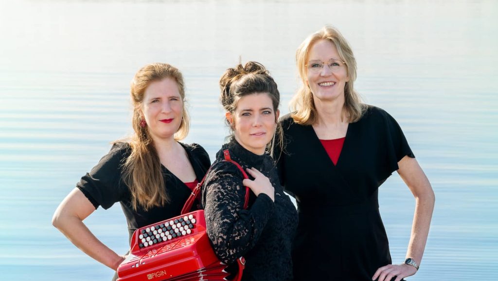 Oude zee, nieuw land. Foto van Klaartje van Veldhoven – zang, Renée Bekkers – accordeon, Eva Vriend – vertelster