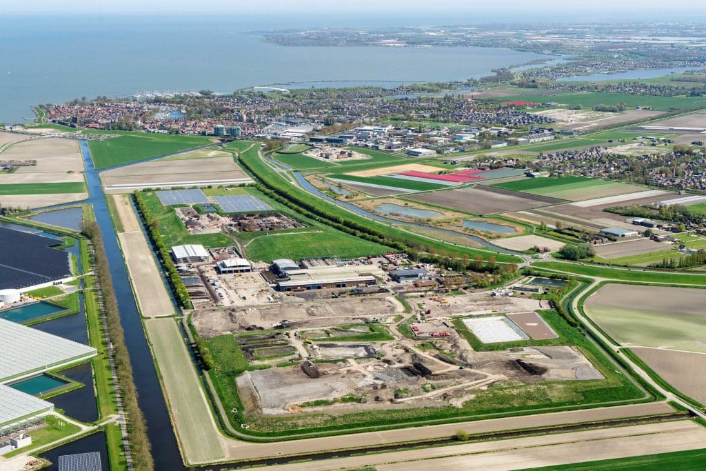 Afvalverwerkingslocatie Middenmeer van bovenaf. Foto aangeleverd.
