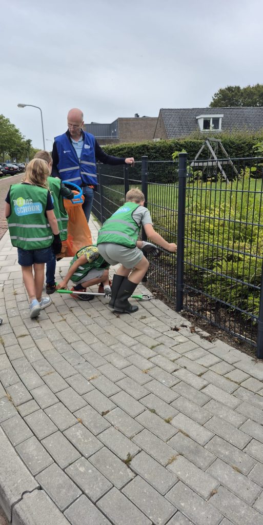 Robert Leever in actie Hollands Kroon in 1 dag schoon. Samen met kinderen vuil opruimen