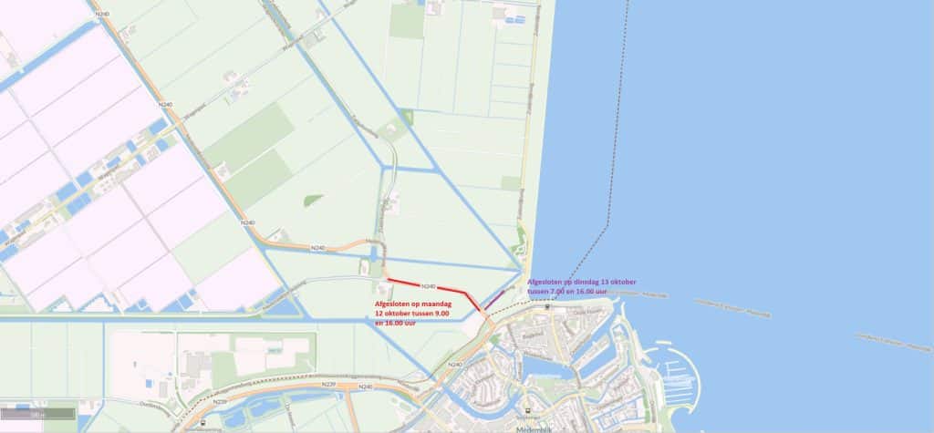 Kaart van het gebied rond Medemblik met een overzicht van tijdelijke wegafsluitingen. Een deel van de N240 ten noorden van Medemblik is rood gemarkeerd en afgesloten op maandag 12 oktober tussen 9.00 en 16.00 uur. Een deel van de Zuiderdijkweg richting het water is paars gemarkeerd en afgesloten op dinsdag 13 oktober tussen 7.00 en 16.00 uur.
De kaart toont daarnaast wegen, sloten, landbouwgebieden en de bebouwde kom van Medemblik. De afsluitingen liggen bij de aansluiting van de N240 en de Zuiderdijkweg aan de oostzijde van de stad, nabij de kust van het IJsselmeer.