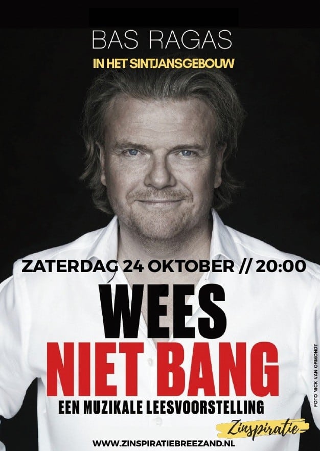 Poster voor de muzikale leesvoorstelling Wees Niet Bang. Op de afbeelding staat Bas Ragas in een wit overhemd tegen een donkere achtergrond. Op de poster staan de teksten: “Bas Ragas in het Sintjansgebouw”, “Zaterdag 24 oktober // 20:00”, “Wees Niet Bang”, “Een muzikale leesvoorstelling” en de website www.zinspiratiebreezand.nl.